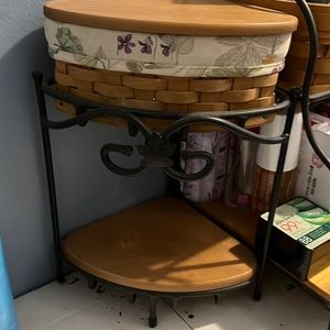 Corner shelf with basket